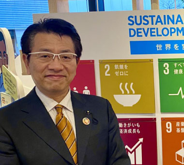 岡明彦氏